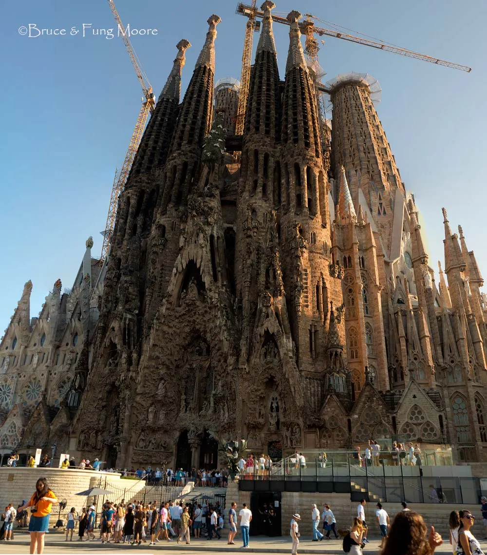 La Sagrada Familia entrance La Sagrada Familia entrance