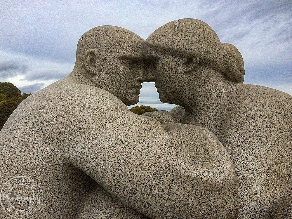 head-to-head couple statue in Vigeland Sculpture Park
